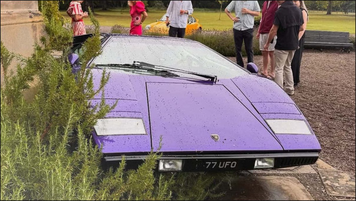 Автономный Lamborghini Countach заехал в шотландский замок