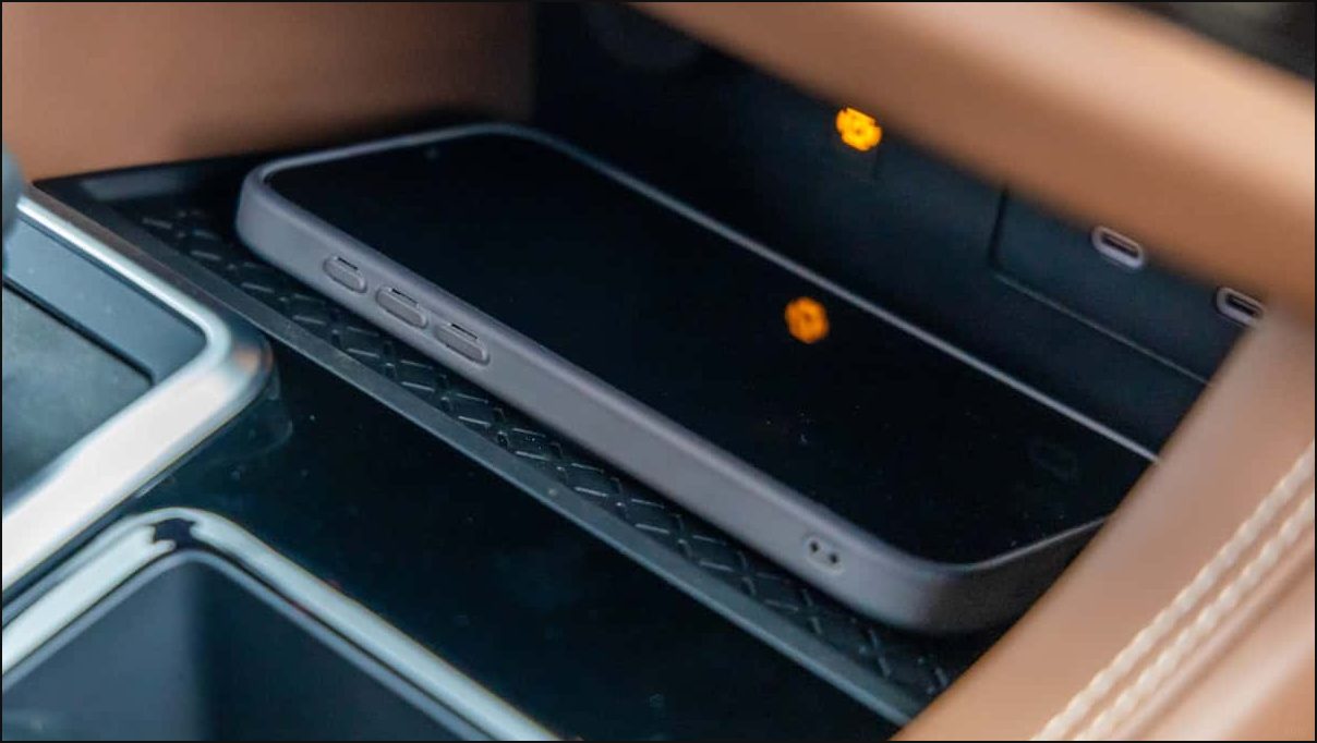 Новый беспроводной зарядник для телефона от Nissan